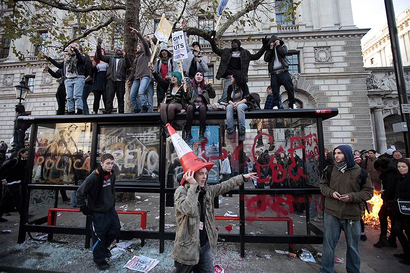 В ноябре 2010 года британские студенты вышли на улицы Лондона с требованием отменить инициативу правительства о резком повышении платы за высшее образование. Акция была подавлена, было ранено 17 человек, в том числе двое полицейских; 29 манифестантов были арестованы по подозрению в краже и участии в беспорядках, сопровождавшихся насилием