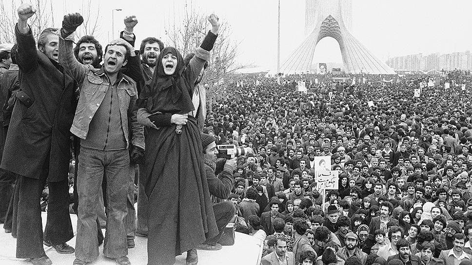 В ноябре 1979 года иранские студенты захватили посольство США в Тегеране. Они удерживали заложников 444 дня, требуя выдать шаха Мохаммеда Резу Пехлеви, находящегося на лечении в Нью-Йорке. Студентов поддерживало возглавляемое аятоллой Хомейни правительство. Этим событиям посвящен вышедший в 2013 году фильм «Операция &quot;Арго&quot;»