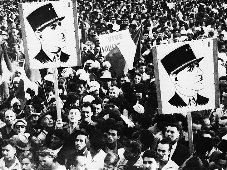 В мае 1958 года тысячи студентов Франции, а затем и Алжира вышли на демонстрацию против войны в Алжире. Демонстрацию спровоцировали сообщения французской прессы о трех французских солдатах, убитых во время военных действий. 26 мая 1956 года Национальный студенческий союз призвал всех алжирских студентов объявить забастовку в знак протеста против колониальной политики Франции в Алжире