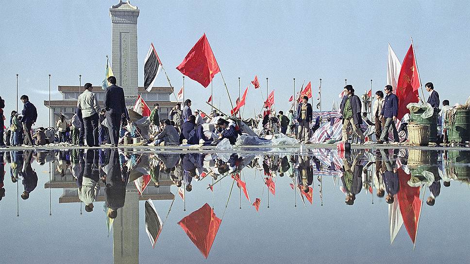 В апреле 1989 года демонстранты на площади Тяньаньмэнь в Пекине потребовали демократических перемен в Китае. Протесты были организованы студентами всех 67 пекинских университетов при поддержке  различных политических групп и продолжались до 4 июня. Демонстрации были жестоко подавлены правительством, погибли сотни протестующих