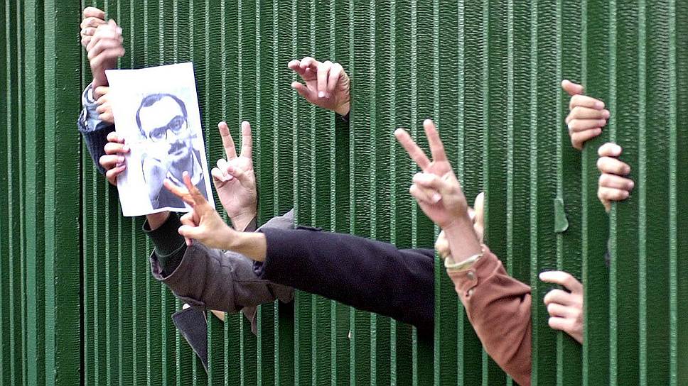 В 2002 и 2003 годах серия студенческих протестов захлестнула Иран. В конце 2002 года смертный приговор обвиненному в богохульстве преподователю Хашему Агаджари спровоцировал волну студенческих демонстраций. В итоге смертная казнь была заменена пятилетним заключением в тюрьму. В июне 2003 года несколько тысяч студентов вышли на улицы Тегерана, протестуя против планов правительства приватизировать ряд университетов, тогда протесты были подавлены