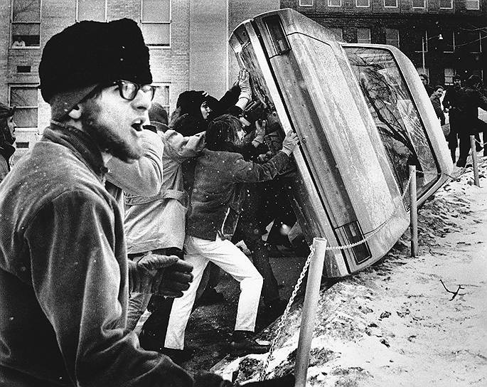 В мае--июне 1970 года произошла серия крупнейших забастовок студентов в истории США. Поводами для начала протеста стали расстрел студентов Кентского университета, в ходе которого было убито четыре человека, и американское вторжение в Камбоджу