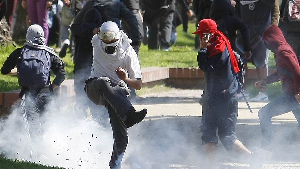 В сентябре 2011 года студенческие демонстрации захлестнули Сантьяго-Сити.  Демонстранты требовали бесплатного и высококачественного государственного образования, а также жаловались на коррупцию в системе государственного образования. Протест был подавлен полицией, десятки протестующих были арестованы