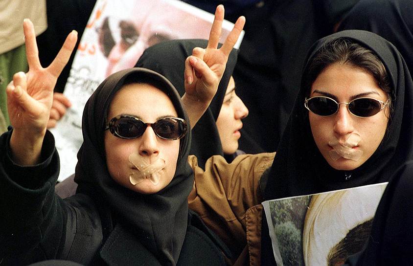 В 1999 году студенты Тегеранского университета, возмущенные закрытием реформистской газеты «Салам», вышли на улицы, несмотря на предупреждения о разгоне любой попытки протеста. Волнения продолжались шесть дней и захватили ряд других университетов, после чего были жестоко подавлены с приминением слезоточивого газа  