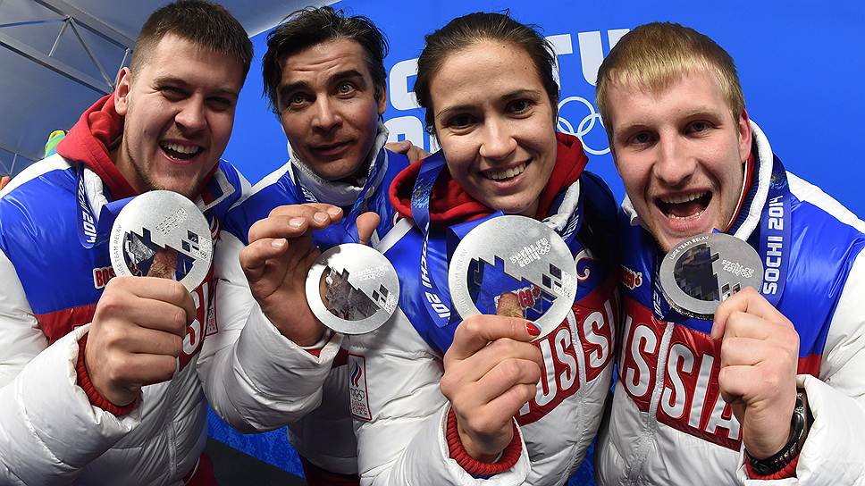 Российская эстафетная команда саночников завоевала серебряные медали 