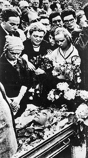 30 мая 1960 года Борис Пастернак скончался на своей даче. Поэта похоронили на Переделкинском кладбище. Проводить его в последний путь пришло множество людей. Среди них были Булат Окуджава и Андрей Вознесенский