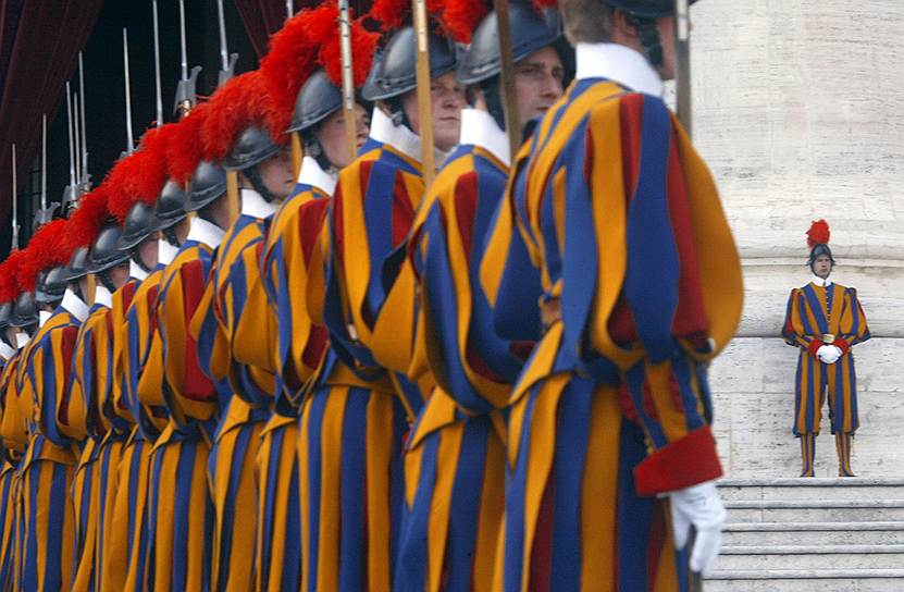 В Ватикане действуют четыре вида вооруженных сил: Дворянская гвардия, Палатинская (дворцовая) гвардия, Папская жандармерия и Швейцарская гвардия (на фото), подчиняющаяся только Святому Престолу