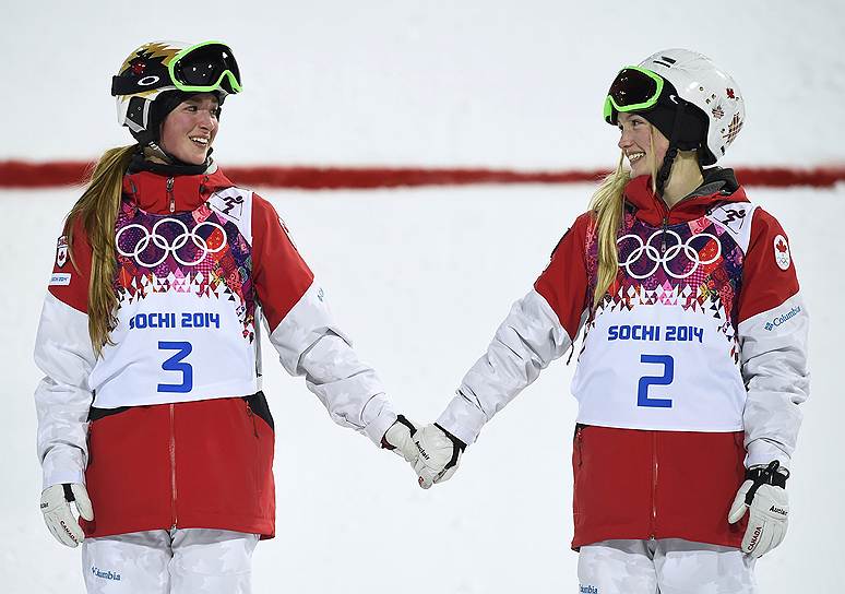 Канадские спортсменки Жюстин (справа) и Хлое Дюфур-Лаупант стали третьими в истории Олимпийских игр сестрами, завоевавшими первое и второе места на одном соревновании. Сестры занимаются слоупстайлом и завоевали медали в могуле