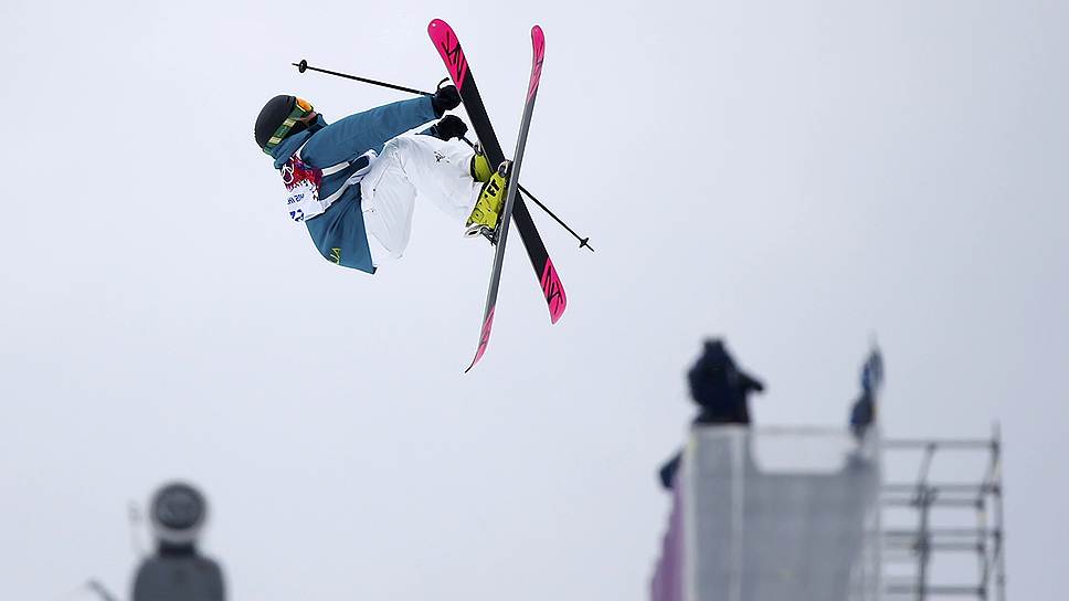 Австралийская спортсменка Анна Сигал во время выступления на соревнованиях по женскому лыжному фристайлу