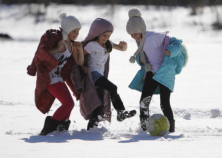 Девочки играют с мячом после снегопада в Ставрополе