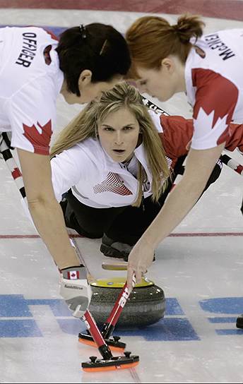 Участница канадской сборной по керлингу Дженнифер Джонс (в центре) во время соревнований против сборной Швеции