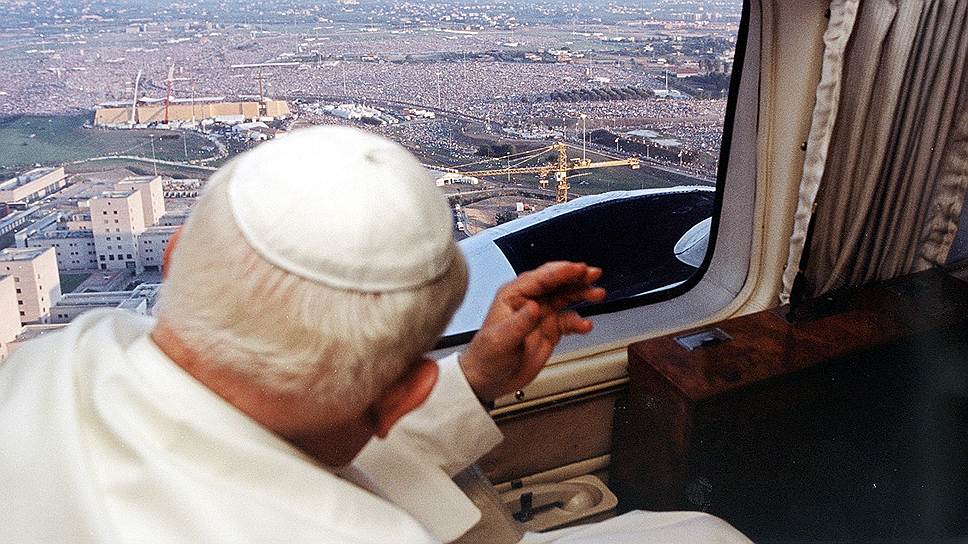Аэропорта в Ватикане нет, зато есть вертолетная площадка и единственная железная дорога. Нет собственного оператора сотовой связи, а банковские операции осуществляет  Институт религиозных дел — дикастерия Римской курии, которая выполняет функции банка
&lt;br>На фото 264-й папа римский Иоанн Павел II