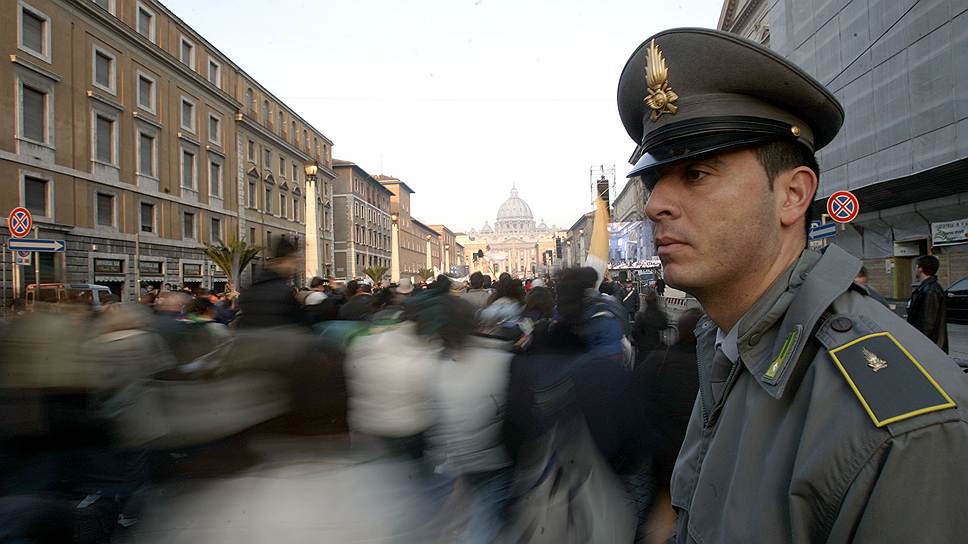 Из-за маленьких размеров и небольшого числа жителей (около тысячи человек) уровень преступности в Ватикане намного выше, чем в Италии, почти 90% совершенных преступлений остается нераскрытыми