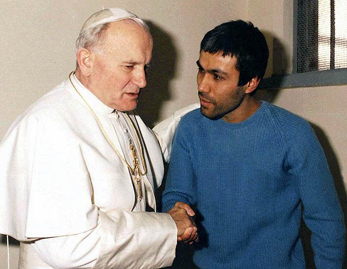В 1981 году произошло покушение на папу Иоанна Павла II. Турецкий террорист Мехмет Али Агджа выстрелил в него на площади Святого Петра, но папа выжил.  Террорист был осужден, папа не раз посещал его в тюрьме. Через два года после покушения в июне 1983 года была похищена Эмануэла Орланди -- дочь жителя Ватикана. Этот случай связали с покушением на папу, так как семье похищенной звонили сторонники террориста и требовали отпустить его. Они позвонили и тогдашнему госсекретарю Святого Престола, кардиналу Агостино Казароли, но результатов это не принесло. Пропавшая девушка так и не была найдена, а в 2000 году Агджа был выдан Турции. Однако в ходе расследования римская прокуратура выяснила, что в похищении Эмануэлы замешана так называемая «банда Мальяны», занимавшаяся  вымогательством, грабежами, торговлей оружием и наркотиками, похищениями. Было установлено, что с бандой поддерживали контакты и некоторые представители Святого Престола, причем настолько тесные, что Римский викариат во главе с кардиналом Уго Полетти разрешил похоронить в крипте церкви Святого Аполлинария, недалеко от площади Навона, главаря «банды Мальяны» Ренато де Педиса