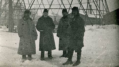 Владимир Шухов с коллегами на фоне башни на Шаболовке. 1922 год