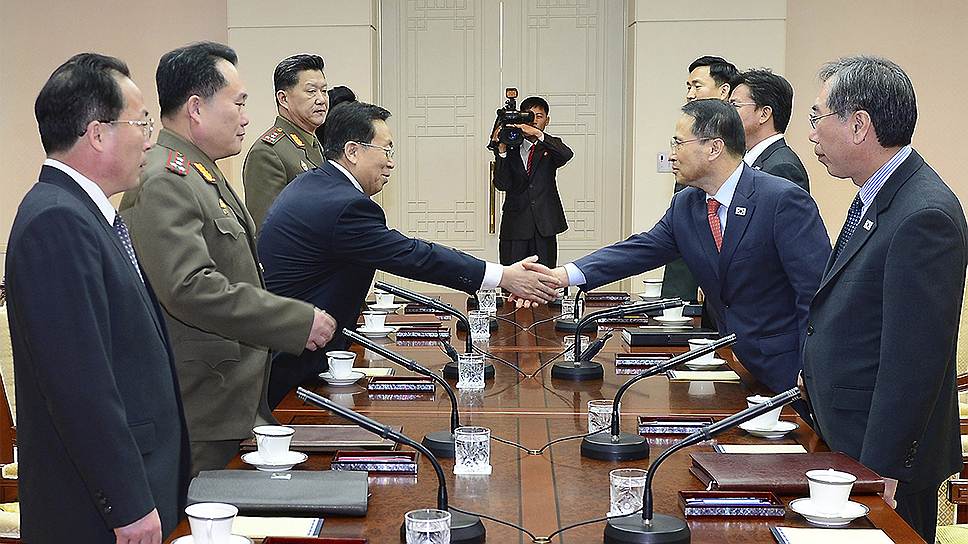 Заместитель главы «Объединенного фронта» Северной Кореи Вон Дон Ён (третий слева) и глава секретариата Совета национальной безопасности при правительстве Южной Кореи Ким Гю Хён (второй справа)