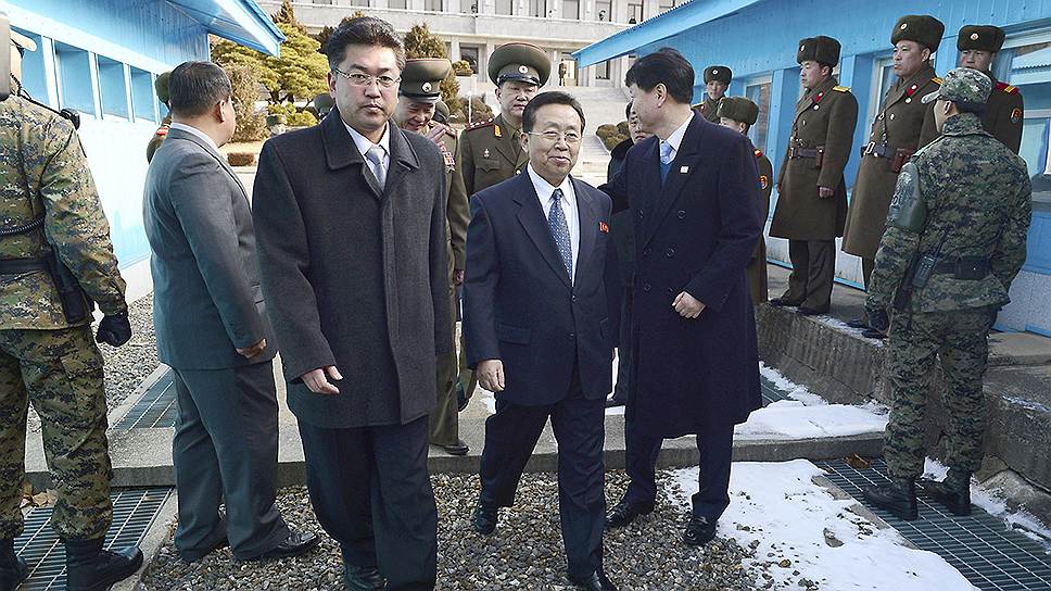 Заместитель главы «Объединенного фронта» Северной Кореи Вон Дон Ён (в центре)