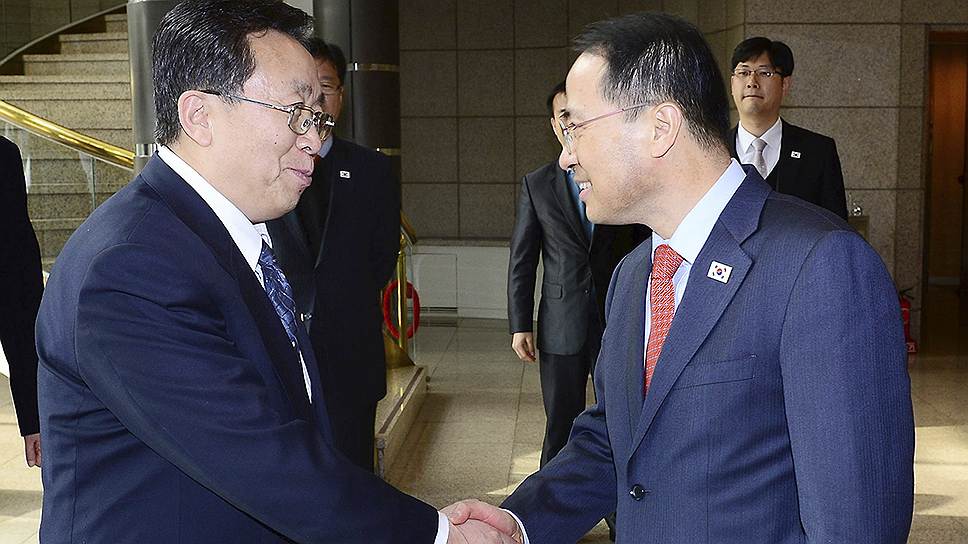 Заместитель главы «Объединенного фронта» Северной Кореи Вон Дон Ён (слева) и глава секретариата Совета национальной безопасности при правительстве Южной Кореи Ким Гю Хён
