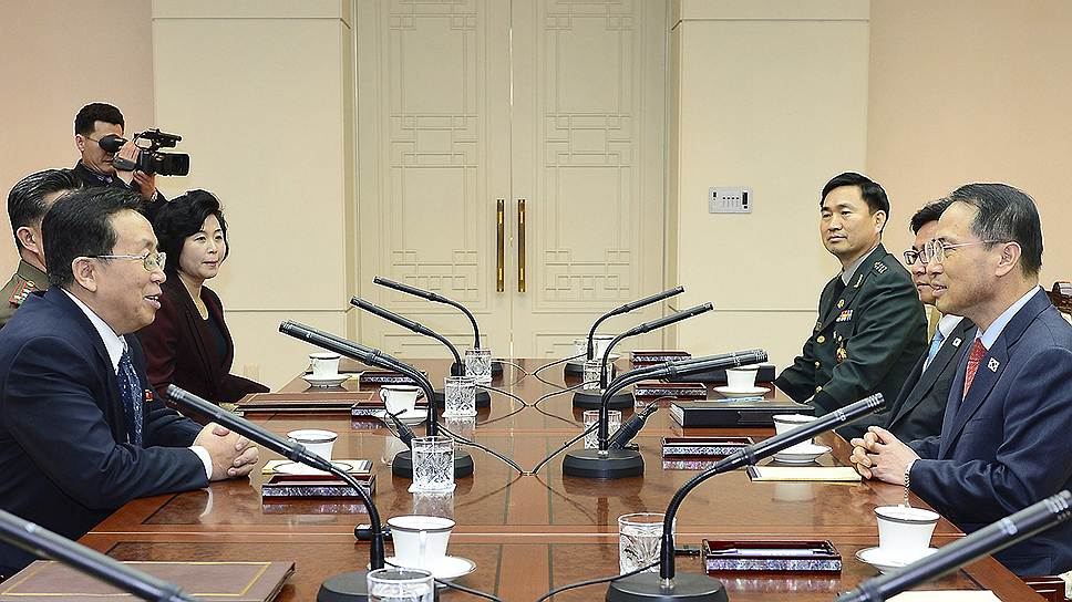 Заместитель главы «Объединенного фронта» Северной Кореи Вон Дон Ён (слева) и глава секретариата Совета национальной безопасности при правительстве Южной Кореи Ким Гю Хён (справа)