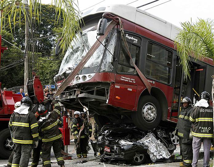 В аварии с автобусом в Сан-Паулу погибли двое, восемь ранены
