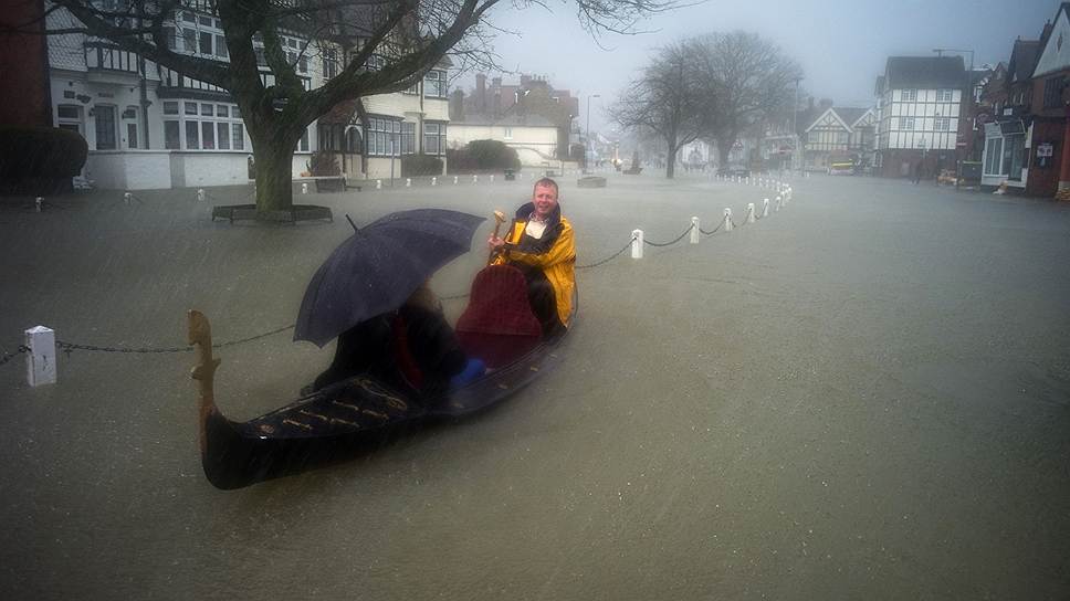 Наводнение в поселке Датчет в графстве Беркшир, Англия
