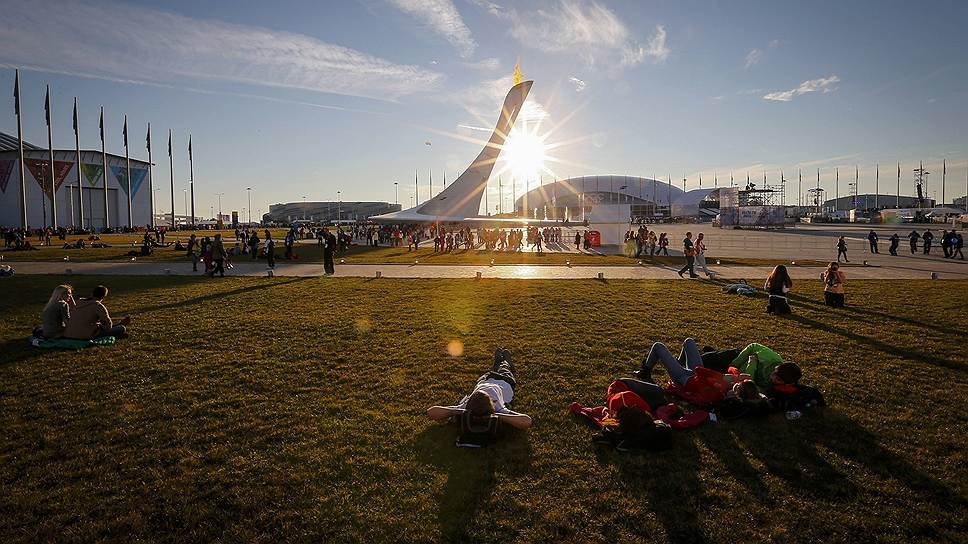 Гости Олимпиады в Сочи отдыхают в солнечный день