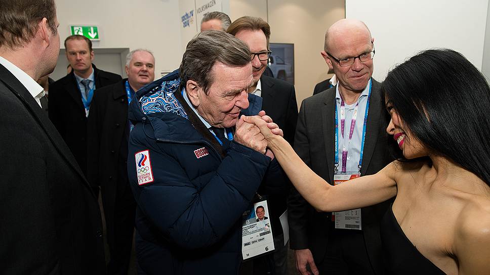 Бывший канцлер ФРГ Герхард Шредер и скрипачка Ванесса Мэй на открытии павильона Volkswagen в Сочи