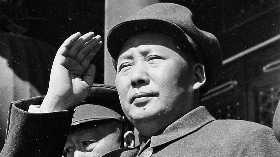 Отношения между Китаем и СССР испортились после того, как на XX съезде КПСС был разоблачен культ личности Сталина, что резко осудил Мао Цзэдун (на фото). По его приказу, в китайской печати запрещалось писать о подробностях съезда, чтобы не возбуждать в китайском народе «нездоровый интерес». По этим же причинам в мае 1956 году была предпринята попытка выявить идеологических противников диктатуры компартии и отвлечь население, используя его энтузиазм на пользу государству. В мае 1958 года на Второй сессии VIII съезда КПК была принята «новая генеральная линия», предполагавшая курс «трех красных знамен»: «большой скачок», народная коммуна и «новая генеральная линия»
