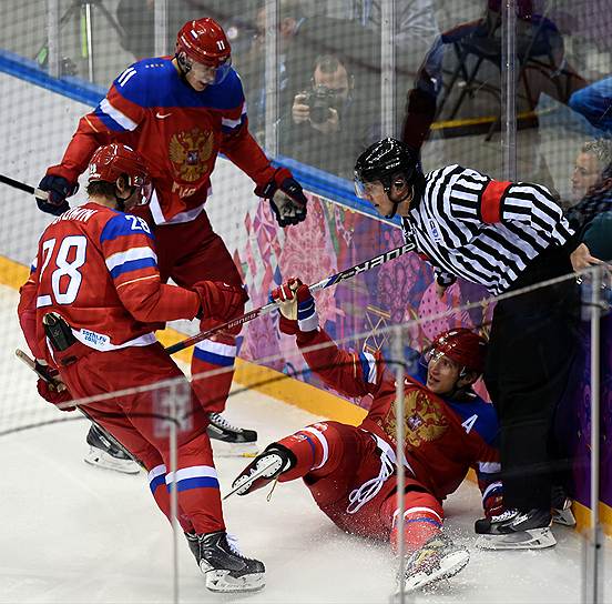 Не прошло и полутора минут с начала встречи, как российские хоккеисты открыли счет. Первый гол команды России на турнире на свой счет записал Александр Овечкин
