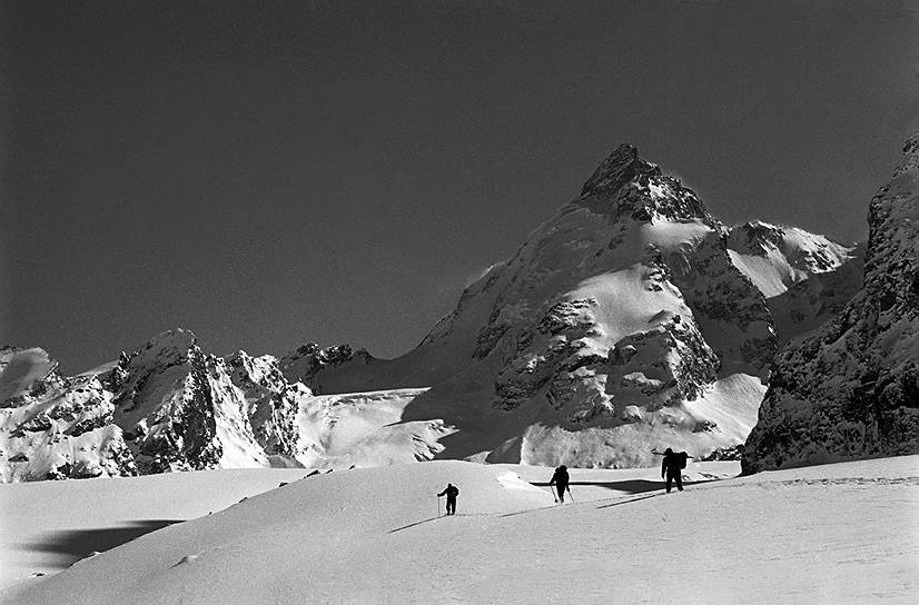 1943 год. Советские воины-альпинисты совершили восхождение на Эльбрус, сбросив с его вершин фашистские вымпелы и водрузив флаги СССР
