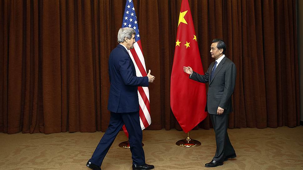 Госсекретарь США Джон Керри (слева) и министр иностранных дел КНР Ван И