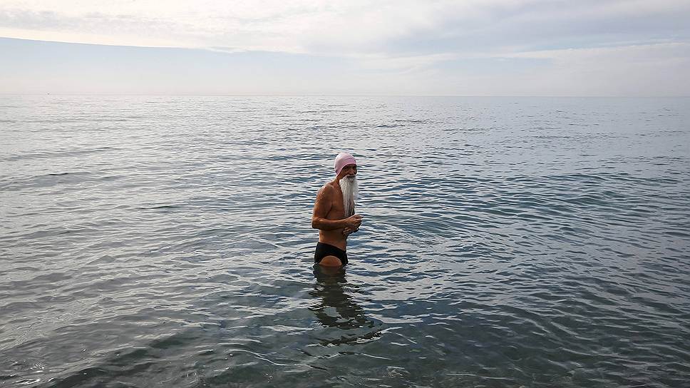 Гость Олимпиады в Сочи купается в Черном море в Адлере