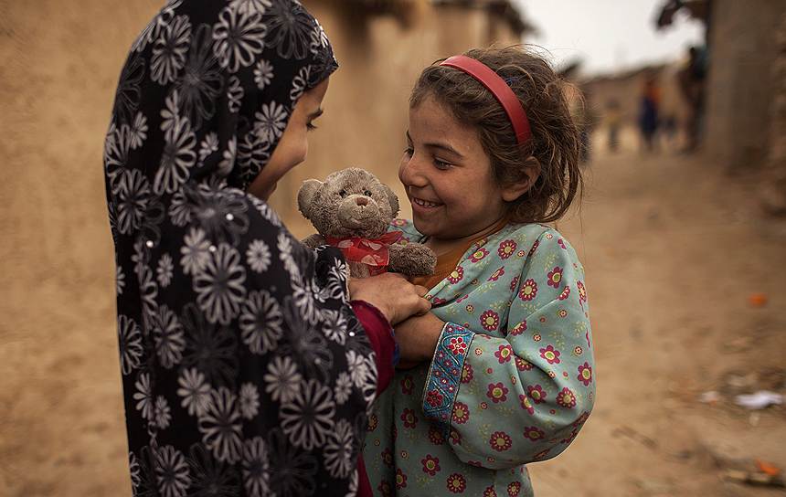 Афганские девочки, бежавшие от боевых действий со своими семьями, на окраине Исламабада