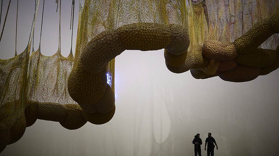 Биоморфная скульптура &quot;Life Is A Body We Are Part Of&quot; бразильского художника Эрнесто Нето в музее Гуггенхайма в Бильбао