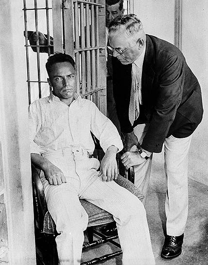 1933 год. В Майами (США) анархист Джузеппе Дзангара (слева) совершил покушение на недавно избранного президента США Франклина Рузвельта. Пять выпущенных им пуль не попали в президента, но ранили других людей. Так, в результате ранения скончался мэр Чикаго Антон Чермак