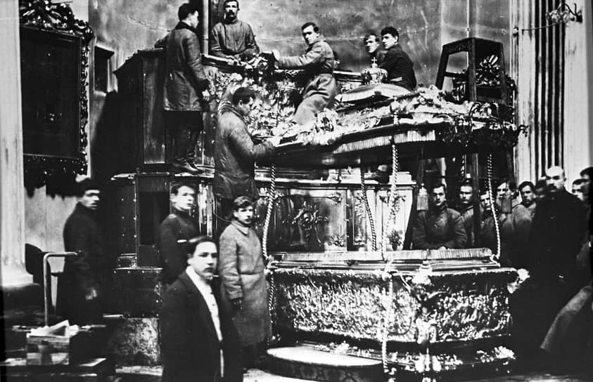 1919 год. Наркомат юстиции принял первое постановление о вскрытии раки с мощами святых на территории Советской России