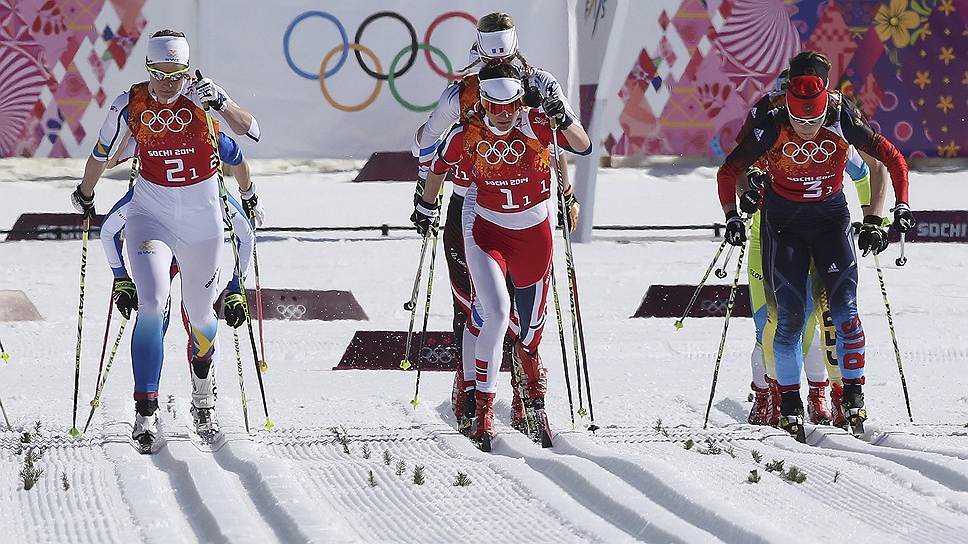 Шведская лыжница Ида Ингемарсдоттер (слева), Хайди Венг из Норвегии (в центре) и россиянка Юлия Иванова