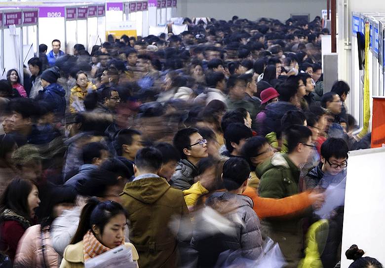 Безработные на ярмарке вакансий в китайском Чжэнчжоу