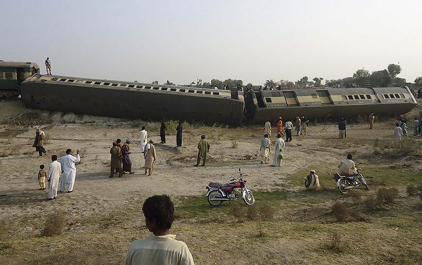 Поезд, сошедший с рельсов после подрыва железнодорожного полотна близ города Кашмор в Пакистане