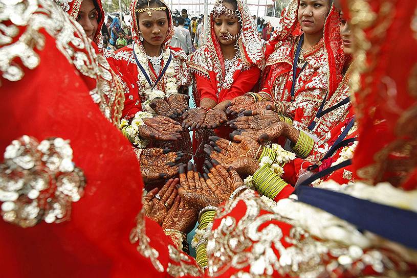 Индийские девушки-мусульманки во время массовой свадебной церемонии в Ахмедабаде