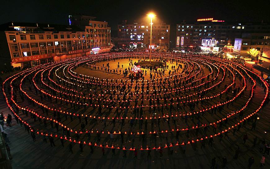 Фестиваль фонариков в китайском Дуняне, провинция Чжэцзян