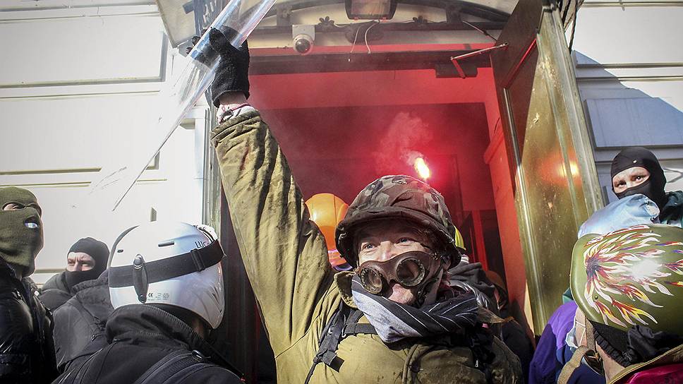 Митингующие вновь захватили здание Киевской городской государственной администрации. Ранее активисты оппозиции удерживали КГГА более 2,5 месяцев, а 16 февраля освободили здание, выполняя закон об амнистии