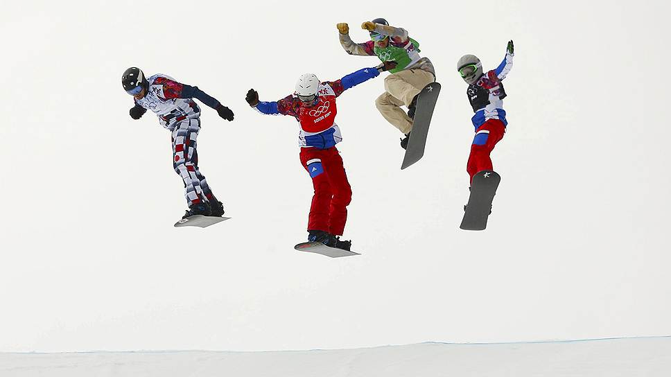На зимних Олимпийских играх в Сочи 18 февраля разыграли семь комплектов наград. Россиянин Николай Олюнин (первый слева) завоевал серебро в сноуборд-кроссе. Первым стал американский спортсмен 