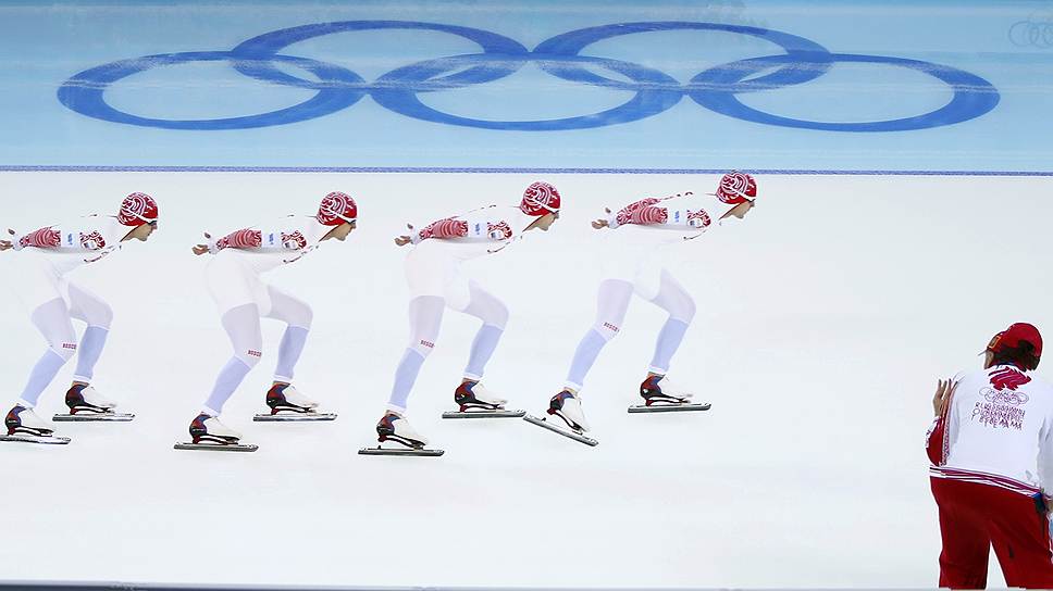 Голландский конькобежец Йоррит Бергсма выиграл золотую медаль на Олимпиаде в Сочи на дистанции 10 000 м. Его время составило 12 мин. 44,45 сек., что является новым олимпийским рекордом. Серебряная и бронзовая медали также достались представителям Голландии — Свену Крамеру и Бобу де Йонгу. Россиянин Евгений Серяев занял девятое место 