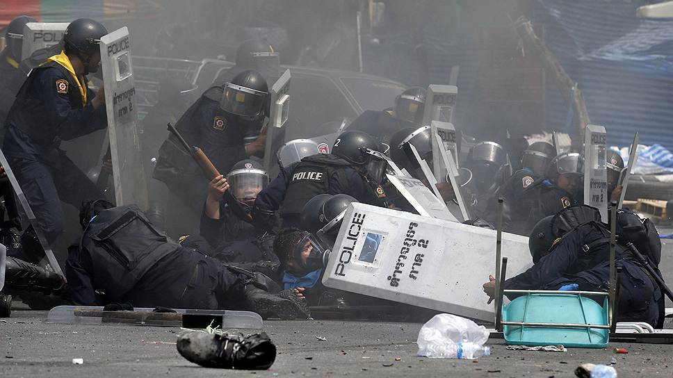 Реакция сотрудников тайской полиции на звук взрыва во время акций протеста в Бангкоке