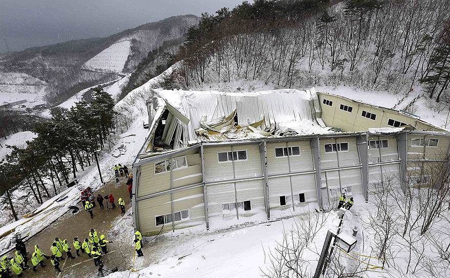 Обломки здания, обрушившегося под тяжестью снега в городе Кенчжу на юго-востоке Южной Кореи