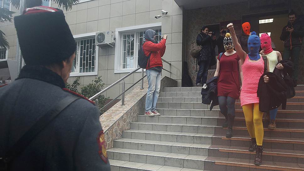 Участницы группы Pussy Riot выходят из полицейского участка в Сочи, где они вместе с другими постояльцами были опрошены по делу о краже в гостинице