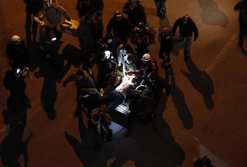 Как сообщает Минздрав Украины, в столкновениях в Киеве погибли 25 человек. «Умерло 25 человек: восемь из них — после госпитализации в городские учреждения здравоохранения (в том числе журналист газеты &quot;Вести&quot;), четверо в госпитале МВД, 13 погибших были доставлены в Киевское городское клиническое бюро судебно-медицинской экспертизы», — уточняется в сообщении пресс-служб ведомства