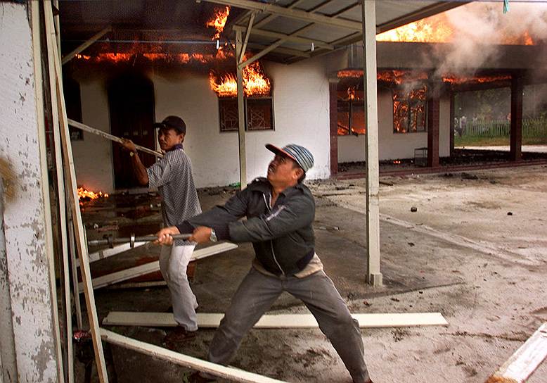 2001 год. Межэтнический конфликт даяков и мардурцев на Калимантане унес жизни более 500 человек 