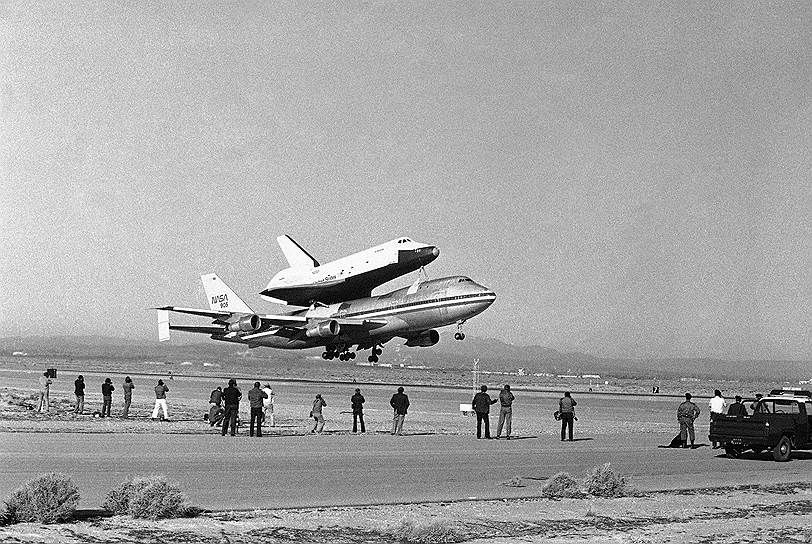 1977 год. Испытательный полет шаттла Enterprise на борту модифицированного Boeing 747 